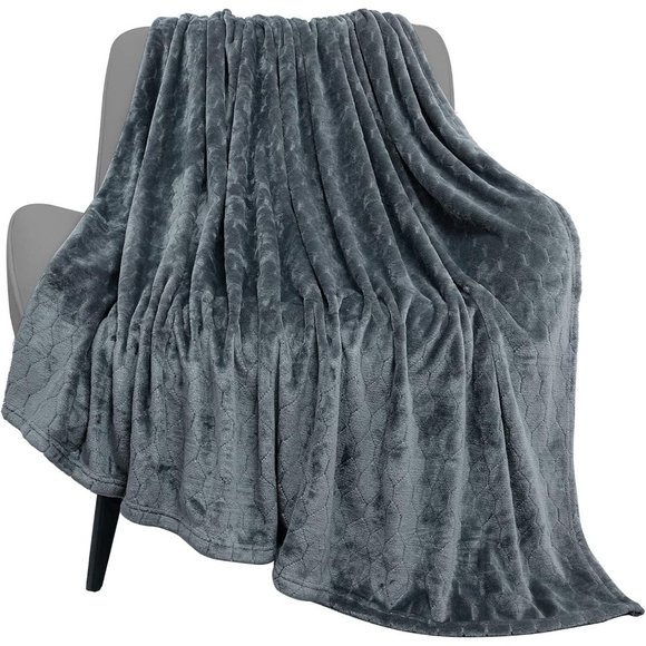 50" x 60" Grey Soft Fluffy Geometric Pattern Comfy Microfiber Flannel Blankets - Picture 1 of 6